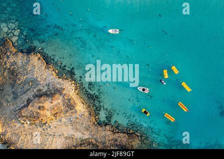 Drone aérien photographie bateau de sport nautique à la baie de figuiers plage chypre Banque D'Images