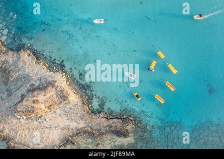 Photographie aérienne de drone sports nautiques à la baie de figuiers plage chypre Banque D'Images