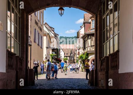 Riquewihr est une ville médiévale classée. Il est situé dans les vignobles les plus connus d'Alsace | Riquewihr est une cité medievale classee célébration nichee Banque D'Images