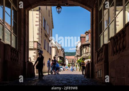 Riquewihr est une ville médiévale classée. Il est situé dans les vignobles les plus connus d'Alsace | Riquewihr est une cité medievale classee célébration nichee Banque D'Images