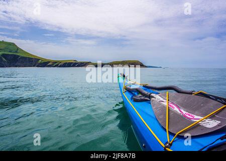 Kayak de mer au large de Ynys Lochtyn sur la côte de Ceredigion au pays de Galles Banque D'Images