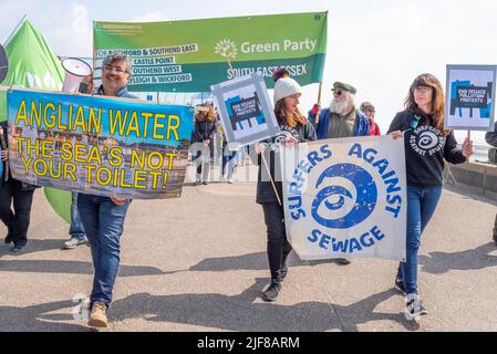 La bannière de protestation d'Anglian Water tandis que les manifestants manifestent contre le rejet des eaux usées au large de Southend dans l'estuaire de la Tamise. Surfeurs contre les eaux usées Banque D'Images