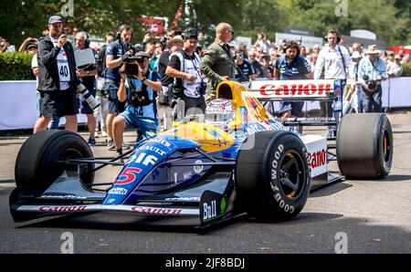 Goodwood, Royaume-Uni. 26th juin 2022. 1992 Williams-Renault FW14B conduit par Nigel Mansell quittant la zone de montage au Goodwood Festival of Speed du circuit de Goodwood, Goodwood, Royaume-Uni, le 26 juin 2022. Photo de Phil Hutchinson. Utilisation éditoriale uniquement, licence requise pour une utilisation commerciale. Aucune utilisation dans les Paris, les jeux ou les publications d'un seul club/ligue/joueur. Crédit : UK Sports pics Ltd/Alay Live News Banque D'Images