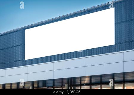 Modèle de maquette. Grand panneau blanc horizontal vierge, panneau publicitaire sur mur de bâtiment moderne à l'extérieur Banque D'Images