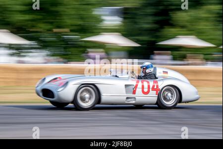 Goodwood, Royaume-Uni. 26th juin 2022. 1955 Mercedes-Benz 300 SLR se présente au Hill Goodwood Festival of Speed du circuit de Goodwood, à Goodwood, au Royaume-Uni, le 26 juin 2022. Photo de Phil Hutchinson. Utilisation éditoriale uniquement, licence requise pour une utilisation commerciale. Aucune utilisation dans les Paris, les jeux ou les publications d'un seul club/ligue/joueur. Crédit : UK Sports pics Ltd/Alay Live News Banque D'Images