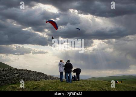 Parapente au-dessus de la colline MAM Tor dans le Derbyshire Peak District Banque D'Images