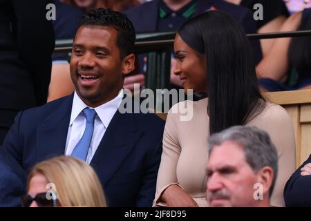 30th juin 2022, All England Lawn tennis and Croquet Club, Londres, Angleterre; tournoi de tennis de Wimbledon; Quarterback de Denver Broncos Russell Wilson et épouse Ciara Wilson sont présents dans la boîte royale Banque D'Images