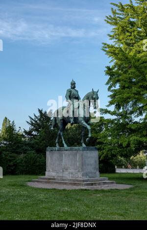 Lübeck, Schleswig-Holstein, Allemagne - 06 16 2022: Vue sur la statue équestre de l'empereur allemand guillaume à luebeck Banque D'Images