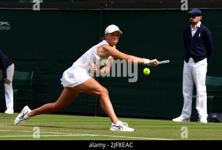 Londres, le 30 juin 2022 - Londres, le 30 juin 2022 - première graine IGA Swiatek lors de son second match contre Lesley Pattinama Kerkhove. Crédit : Adam Stoltman/Alamy Live News Banque D'Images