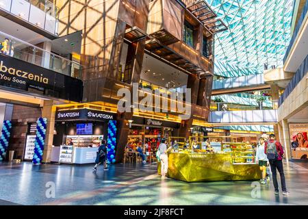 Intérieur du centre commercial Zlote Tarasy à Varsovie, Mazowieckie, Pologne Banque D'Images