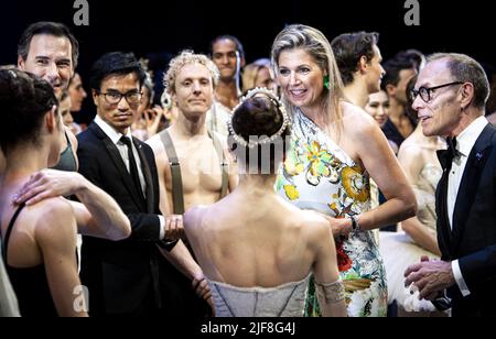 2022-06-30 22:51:37 AMSTERDAM - le roi Willem-Alexander et la reine Maxima avec des danseurs sur scène lors de leur visite en l'honneur du soixantième anniversaire du Ballet national néerlandais. Pour le Ballet national néerlandais, la saison 2021-2022 est en partie dominée par les anniversaires. L'entreprise aura exactement 60 ans sur 31 août 2021. Le chorégraphe Toer van Schayk espère avoir 85 ans en septembre et son collègue Hans van Manen même 90 ans l'année prochaine. ANP RAMON VAN FLYMEN pays-bas sortie - belgique sortie Banque D'Images