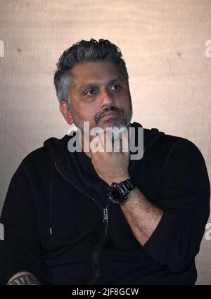 Mumbai, Inde. 30th juin 2022. Mohit Suri, réalisateur de Bollywood, est vu lors du lancement de la bande-annonce de son prochain film « Ek villain Returns » à Mumbai. Le film sera sorti en Inde le 29th juillet 2022. Crédit : SOPA Images Limited/Alamy Live News Banque D'Images