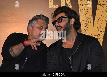 Mumbai, Inde. 30th juin 2022. Mohit Suri, réalisateur de Bollywood de gauche à droite, et l'acteur Arjun Kapoor interagissent lors du lancement de la bande-annonce de leur prochain film « Ek villain Returns » à Mumbai. Le film sera sorti en Inde le 29th juillet 2022. Crédit : SOPA Images Limited/Alamy Live News Banque D'Images