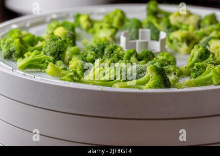 Préserver le brocoli par déshydratation dans un séchoir alimentaire Banque D'Images
