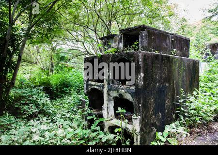 Des tombes ouvertes abandonnées dans le cimetière de la vieille ville d'Armero détruites par une avalanche causée par le volcan Nevado del Ruiz en 1985 en Colombie Banque D'Images
