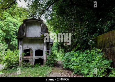 Des tombes ouvertes abandonnées dans le cimetière de la vieille ville d'Armero détruites par une avalanche causée par le volcan Nevado del Ruiz en 1985 en Colombie Banque D'Images