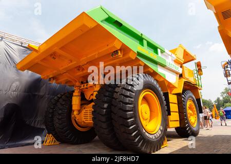 Grodno, Bélarus - 30 juin 2022: Camion-benne innovant à propulsion électrique BELAZ présenté à l'exposition dédiée au IX Forum des régions de Banque D'Images