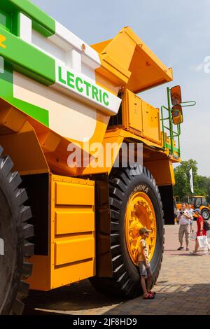 Grodno, Bélarus - 30 juin 2022: Camion-benne innovant à propulsion électrique BELAZ présenté à l'exposition dédiée au IX Forum des régions de Banque D'Images