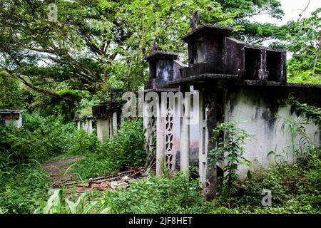 Des tombes ouvertes abandonnées dans le cimetière de la vieille ville d'Armero détruites par une avalanche causée par le volcan Nevado del Ruiz en 1985 en Colombie Banque D'Images