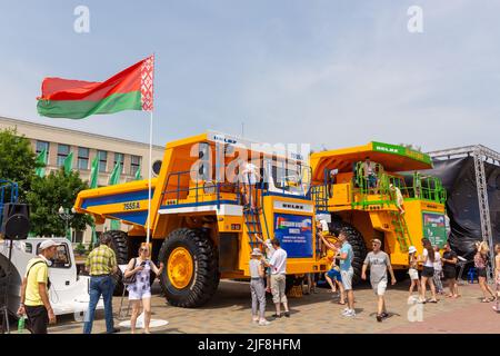 Grodno, Bélarus - 30 juin 2022: Camion-benne innovant à propulsion électrique BELAZ présenté à l'exposition dédiée au IX Forum des régions de Banque D'Images