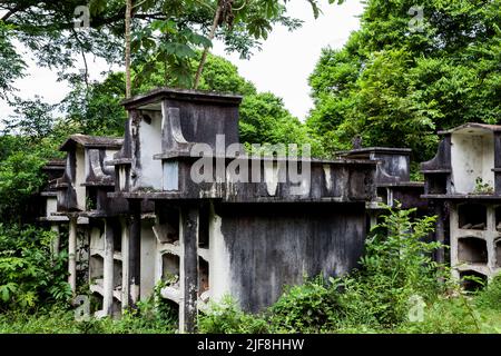 Des tombes ouvertes abandonnées dans le cimetière de la vieille ville d'Armero détruites par une avalanche causée par le volcan Nevado del Ruiz en 1985 en Colombie Banque D'Images