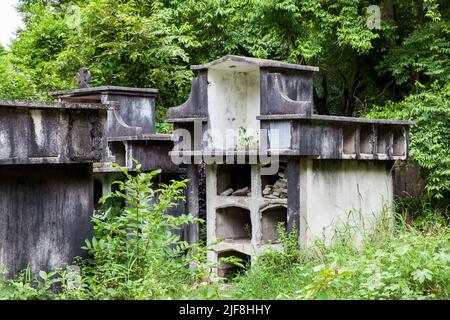 Des tombes ouvertes abandonnées dans le cimetière de la vieille ville d'Armero détruites par une avalanche causée par le volcan Nevado del Ruiz en 1985 en Colombie Banque D'Images