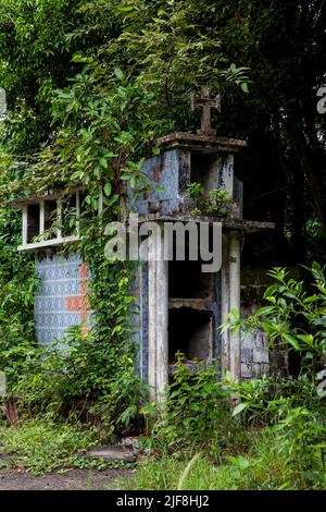 Des tombes ouvertes abandonnées dans le cimetière de la vieille ville d'Armero détruites par une avalanche causée par le volcan Nevado del Ruiz en 1985 en Colombie Banque D'Images