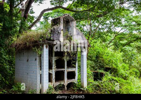 Des tombes ouvertes abandonnées dans le cimetière de la vieille ville d'Armero détruites par une avalanche causée par le volcan Nevado del Ruiz en 1985 en Colombie Banque D'Images
