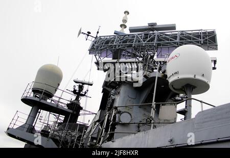 AJAXNETPHOTO. 29 FÉVR. 2012. EN MER. EAUX TERRITORIALES DU ROYAUME-UNI. - HMS LIVERPOOL. PASSAGE DE GLASGOW À LIVERPOOL - SCANNER RADAR PRINCIPAL DU DESTRUCTEUR DE TYPE 45 ET DÔMES DE NAVIGATION PAR SATELLITE. PHOTO: JONATHAN EASTLAND/AJAX REF: R122902 1884 Banque D'Images