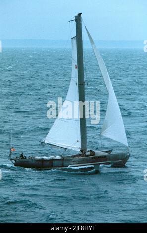 AJAXNETPHOTO. NOVEMBRE 1982. SAINT-MALO, FRANCE. - ROUTE DU RHUM - HYDROFOIL TRIMARAN PAUL RICARD BROCHÉ PAR ERIC TABARLY PART VERS L'OUEST APRÈS LE DÉBUT. PHOTO:JONATHAN EASTLAND/AJAX REF:60305 19 Banque D'Images