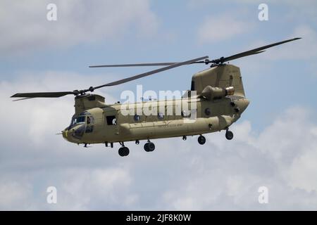 Un hélicoptère Boeing CH 47 Chinook avec l'armée unie à la base aérienne de Yokota, à Fussa, Tokyo, au Japon. Banque D'Images