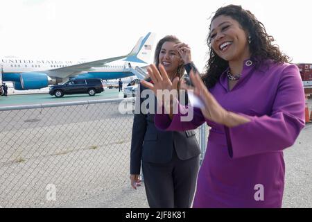 Le maire Elizabeth Schaaf (démocrate d'Oakland, Californie) (L) et le maire London Breed (démocrate de San Francisco, Californie) (R) parlent aux médias après avoir salué le vice-président américain Kamala Harris à son arrivée à l'aéroport international de San Francisco (SFO) à San Francisco, Californie, États-Unis, le 29 juin 2022. John G. Mabanglo/Pool via CNP /MediaPunch Banque D'Images