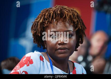 Madrid, Espagne. 30th juin 2022. Karine Jean-Pierre, Attachée de presse de la Maison Blanche minutes avant que le président américain Joe Biden tienne une conférence de presse lors du sommet de l'OTAN au centre des congrès de l'IFEMA à Madrid, en Espagne, sur 30 juin 2022. (Credit image: © Beata Zawrzel/ZUMA Press Wire) Banque D'Images