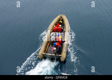 Océan Pacifique. 16th juin 2022. Des marins affectés à un navire d'assaut amphibie USS Essex (LHD 2), traversent l'océan Pacifique dans un bateau gonflable à coque rigide (RRHIB) pendant les opérations de petits bateaux avec Essex (16 juin 2022). Essex mène actuellement des opérations de routine dans la flotte américaine 3rd. Credit: U.S. Navy/ZUMA Press Wire Service/ZUMAPRESS.com/Alamy Live News Banque D'Images