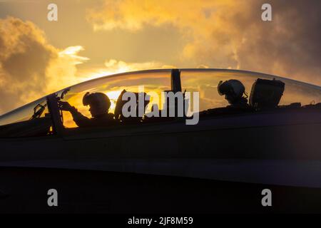 Base aérienne d'Andersen, Guam. 16th juin 2022. Sean Dolan, capitaine du corps des Marines des États-Unis, un pilote F/A-18 Hornet, à gauche, et le capitaine Raymond Rickenbach, un officier du système d'armes F/A-18D Hornet de l'escadron d'attaque de chasseurs maritimes toutes saisons (VMFA(AW) 533, effectuent des inspections avant vol dans un avion F/A-18D Hornet à la base aérienne d'Andersen Guam (14 juin 2022), Participer à une grève maritime conjointe pour démontrer les capacités d'incendie et d'effet des composantes de service dans le milieu maritime au cours de l'exercice Valiant Shield 22 (VS 22). Des exercices tels que Valiant Shield permettent le commandement Indo-Pacific Banque D'Images