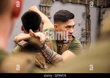 Océan Pacifique. 15th juin 2022. Sergent d'état-major des Marines des États-Unis Daniel Lee donne un cours du Marine corps Martial Arts Program (MCMAP) pour les Marines avec 3D assaut Amphibian Battalion, 1st Marine Division, à bord du quai amphibie USS Pearl Harbor (LSD 52), Océan Pacifique, 25 avril 2022. Marines font progresser leur qualification MCMAP par une série de cours physiques exigeants conçus pour tester leur endurance en apprenant de nouvelles techniques. (Photo par Cpl. Skyler M. Harris) Credit: US Marines/ZUMA Press Wire Service/ZUMAPRESS.com/Alamy Live News Banque D'Images