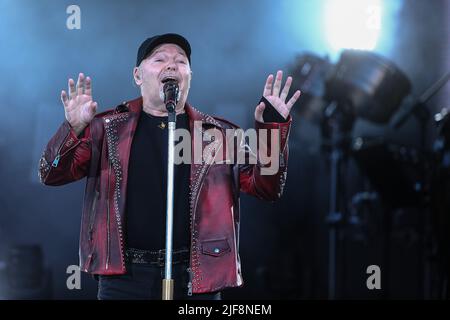 Vasco Rossi se produit en direct sur scène pendant VASCO LIVE 2022 au stade Olimpico Grande Torino sur 30 juin 2022 à Turin, en Italie Banque D'Images