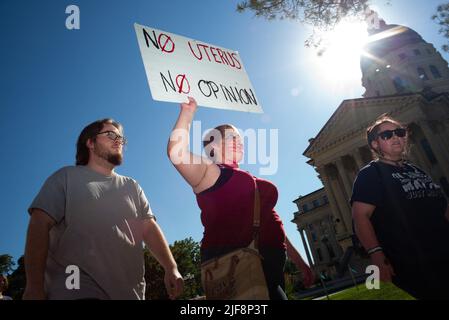 Topeka, Kansas, États-Unis. 29th juin 2022. Des militants pro-choix protestent mercredi au Capitole de l'État du Kansas à la suite du renversement de Roe et Wade par la Cour suprême des États-Unis. (Credit image: © Luke Townsend/ZUMA Press Wire) Banque D'Images