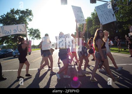 Topeka, Kansas, États-Unis. 29th juin 2022. Des militants pro-choix protestent mercredi au Capitole de l'État du Kansas à la suite du renversement de Roe et Wade par la Cour suprême des États-Unis. (Credit image: © Luke Townsend/ZUMA Press Wire) Banque D'Images