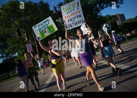 Topeka, Kansas, États-Unis. 29th juin 2022. Des militants pro-choix protestent mercredi au Capitole de l'État du Kansas à la suite du renversement de Roe et Wade par la Cour suprême des États-Unis. (Credit image: © Luke Townsend/ZUMA Press Wire) Banque D'Images