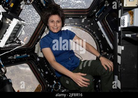 Samantha Cristoforetti, astronaute de l'ESA (Agence spatiale européenne) et ingénieur de vol de l'expédition 67, est photographié à l'intérieur de la coupole à sept fenêtres, la « fenêtre du monde » de la Station spatiale internationale, en orbite à 264 miles au-dessus du Kazakhstan sur 8 juin 2022. Crédit: NASA via CNP Banque D'Images