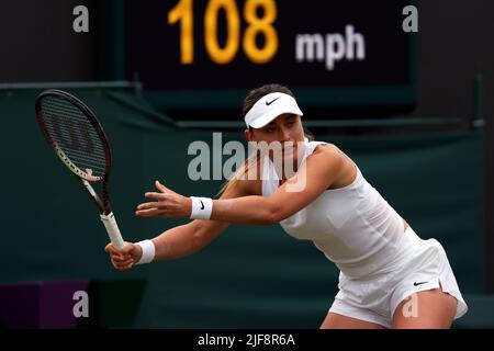 Paul Badosa, d'Espagne, la graine numéro 4, se prépare pour un avant-main lors de son deuxième match contre Irina Bara à Wimbledon. Crédit : Adam Stoltman/Alamy Live News Banque D'Images