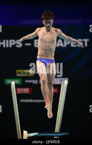 Budapest, Hongrie. 30th juin 2022. Zheng Jiuyuan, de Chine, participe à la finale masculine de tremplin de 1m aux Championnats du monde de la FINA 19th à Budapest, Hongrie, 30 juin 2022. Credit: Zheng Huansong/Xinhua/Alay Live News Banque D'Images