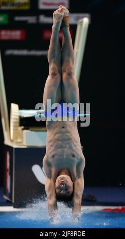 Budapest, Hongrie. 30th juin 2022. Zheng Jiuyuan, de Chine, participe à la finale masculine de tremplin de 1m aux Championnats du monde de la FINA 19th à Budapest, Hongrie, 30 juin 2022. Credit: Zheng Huansong/Xinhua/Alay Live News Banque D'Images