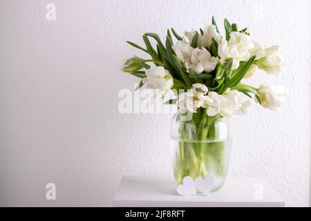 Bouquet de tulipes dans un vase blanc Banque D'Images