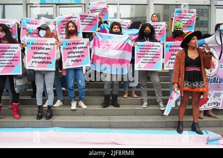 Lima, Pérou. 30th juin 2022. Les femmes transgenres de la communauté LGBT et les sympathisants tiennent un siège devant le bureau du procureur pour protester contre le manque de sécurité et l'agression et l'extorsion dont elles sont victimes par des proxénètes. Sur 29 juin 'haron' une femme transgenre a été abattu dans le centre-ville de Lima pour ne pas avoir payé la protection aux proxénètes. Credit: Agence de presse Fotoholica/Alamy Live News Banque D'Images