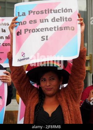 Lima, Pérou. 30th juin 2022. Gahela Cari, militante et transgenre manifestant lorsque des femmes transgenres de la communauté LGBT et des sympathisants se tiennent assis devant le bureau du procureur pour protester contre le manque de sécurité et l'agression et l'extorsion dont elles sont victimes par des proxénètes. Sur 29 juin 'haron' une femme transgenre a été abattu dans le centre-ville de Lima pour ne pas avoir payé la protection aux proxénètes. Credit: Agence de presse Fotoholica/Alamy Live News Banque D'Images