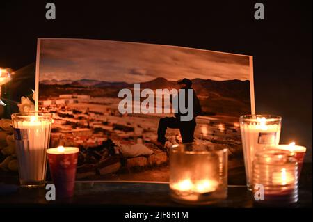 Les collègues du photojournaliste Margarito Martínez Esquivel, mort à Tijuana, se sont réunis pour commémorer sa vie et passer vendredi à Tijuana, au Mexique, 21 janvier 2022 à une veillée aux chandelles. Esquivel a été assassiné lundi à quelques pas de son domicile alors qu'il quittait son lieu de travail (il était l'un des photographes les plus éminents et réguliers de Tijuana, qui couvrait la violence de la ville). Il laisse derrière lui une femme et une fille de 16 ans, ainsi qu'une ville laissée sans un journaliste quotidien expérimenté et constant sur le battement de la police. (Photo de Carlos Moreno/Sipa USA) Banque D'Images