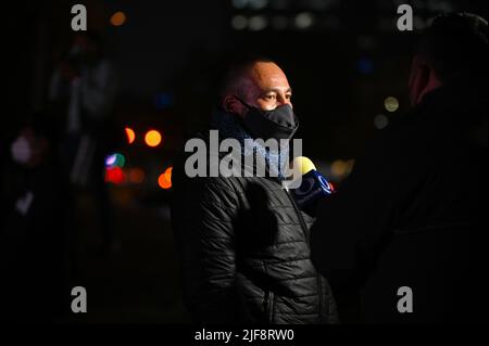 Les collègues du photojournaliste Margarito Martínez Esquivel, mort à Tijuana, se sont réunis pour commémorer sa vie et passer vendredi à Tijuana, au Mexique, 21 janvier 2022 à une veillée aux chandelles. Esquivel a été assassiné lundi à quelques pas de son domicile alors qu'il quittait son lieu de travail (il était l'un des photographes les plus éminents et réguliers de Tijuana, qui couvrait la violence de la ville). Il laisse derrière lui une femme et une fille de 16 ans, ainsi qu'une ville laissée sans un journaliste quotidien expérimenté et constant sur le battement de la police. (Photo de Carlos Moreno/Sipa USA) Banque D'Images