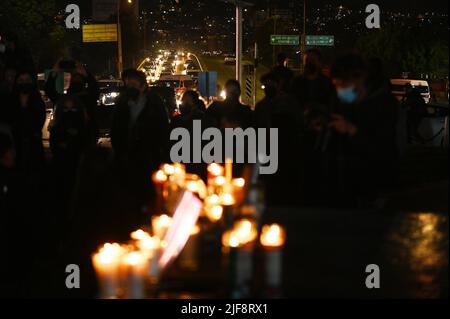 Les collègues du photojournaliste Margarito Martínez Esquivel, mort à Tijuana, se sont réunis pour commémorer sa vie et passer vendredi à Tijuana, au Mexique, 21 janvier 2022 à une veillée aux chandelles. Esquivel a été assassiné lundi à quelques pas de son domicile alors qu'il quittait son lieu de travail (il était l'un des photographes les plus éminents et réguliers de Tijuana, qui couvrait la violence de la ville). Il laisse derrière lui une femme et une fille de 16 ans, ainsi qu'une ville laissée sans un journaliste quotidien expérimenté et constant sur le battement de la police. (Photo de Carlos Moreno/Sipa USA) Banque D'Images